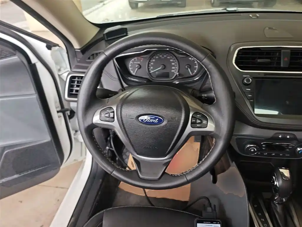 Ford Escort 2017 — фото 11