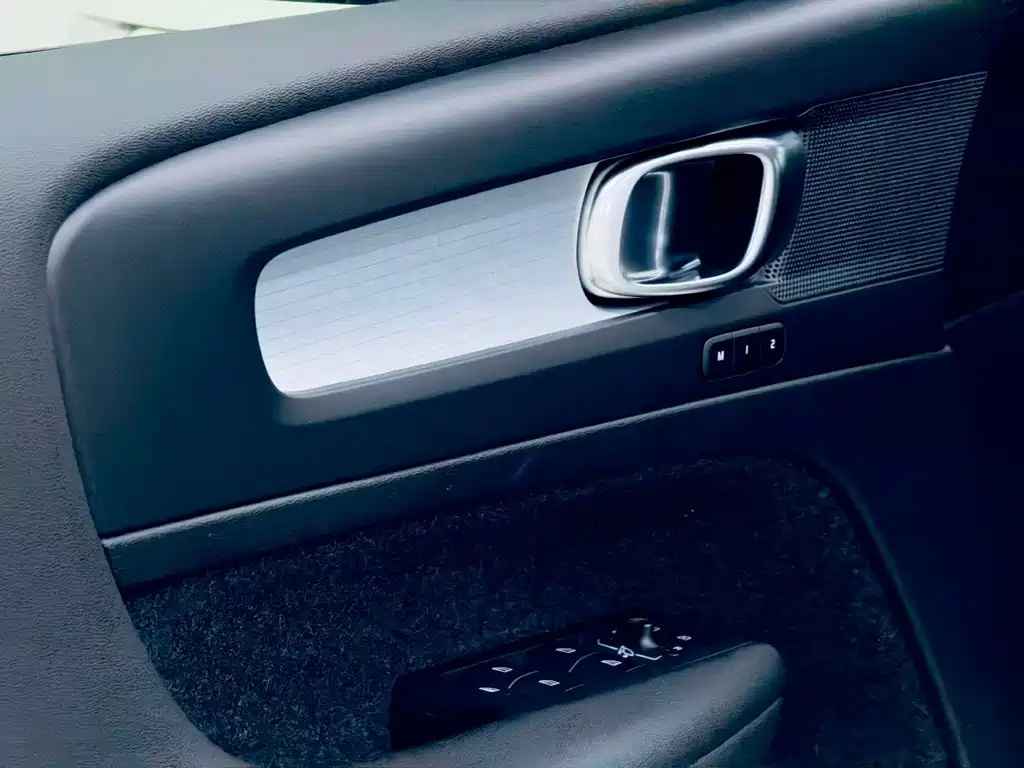 Volvo XC40 2022 — фото 19