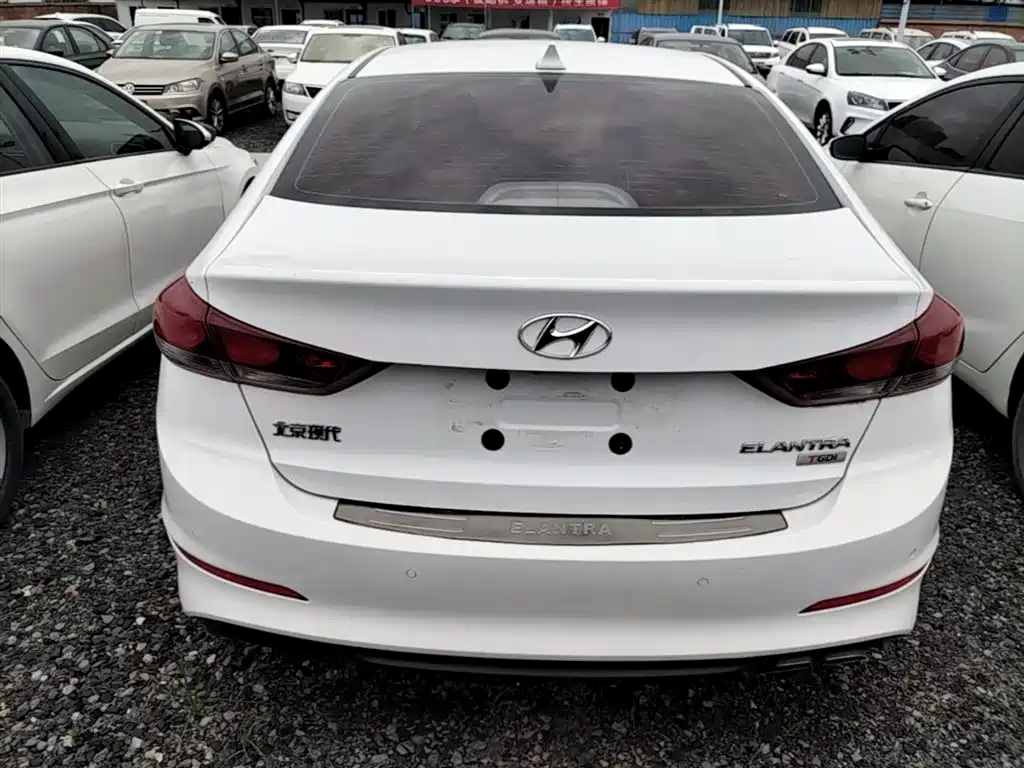 Hyundai Elantra 2017 — фото 6