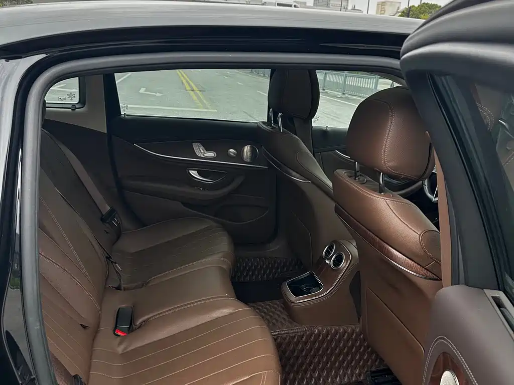Mercedes-Benz E-Class 2023 — фото 10
