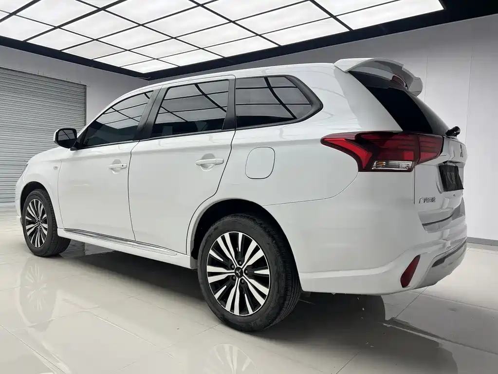 Mitsubishi Outlander 2021 — фото 4