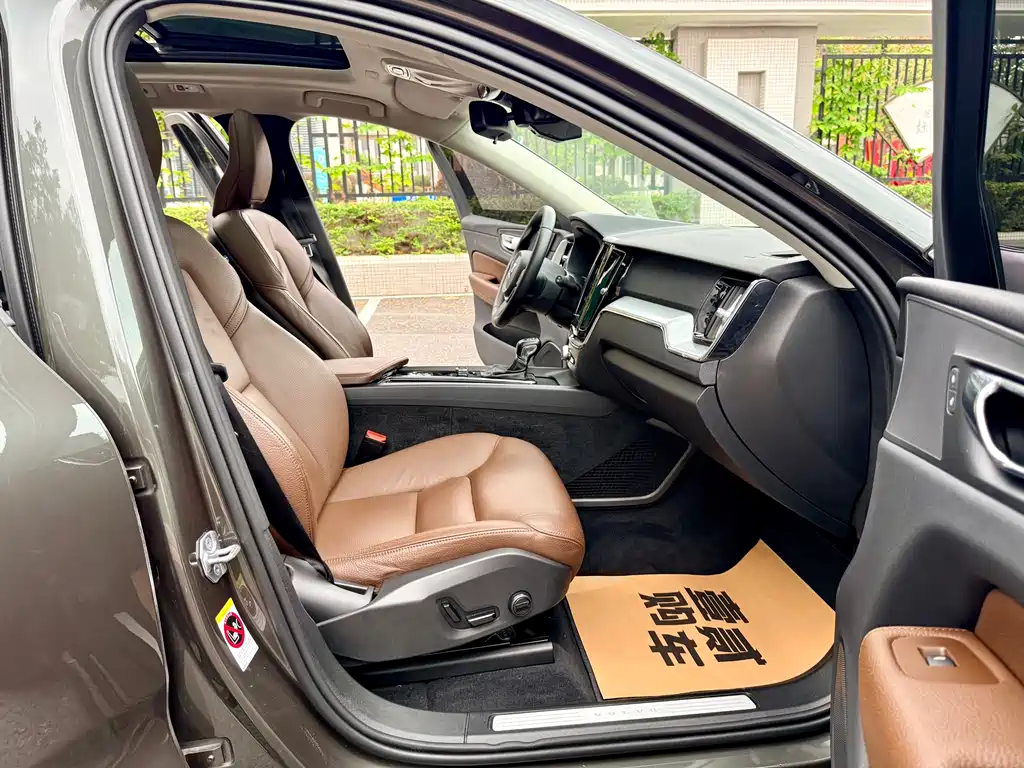 Volvo XC60 2019 — фото 14