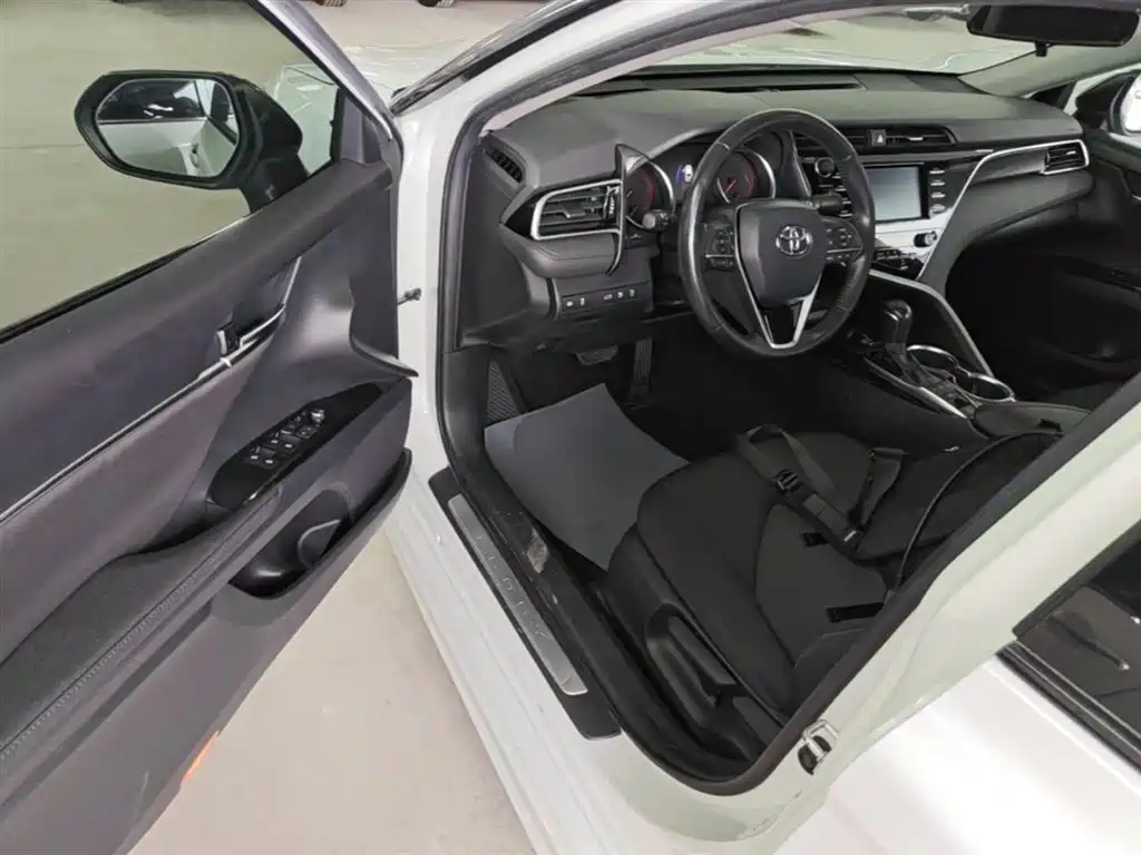 Toyota Camry 2018 — фото 16