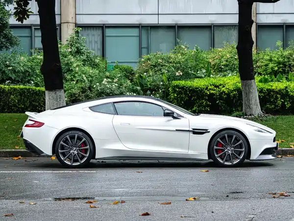 Aston Martin Vanquish 2013
