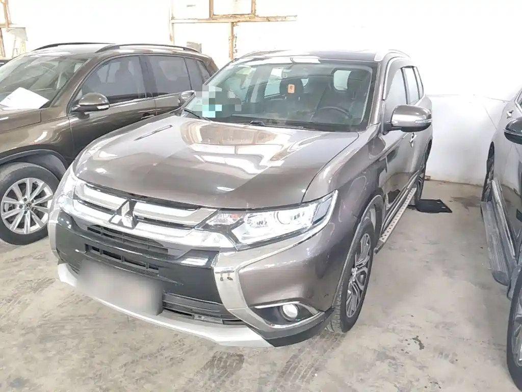 Mitsubishi Outlander 2017 — фото 2
