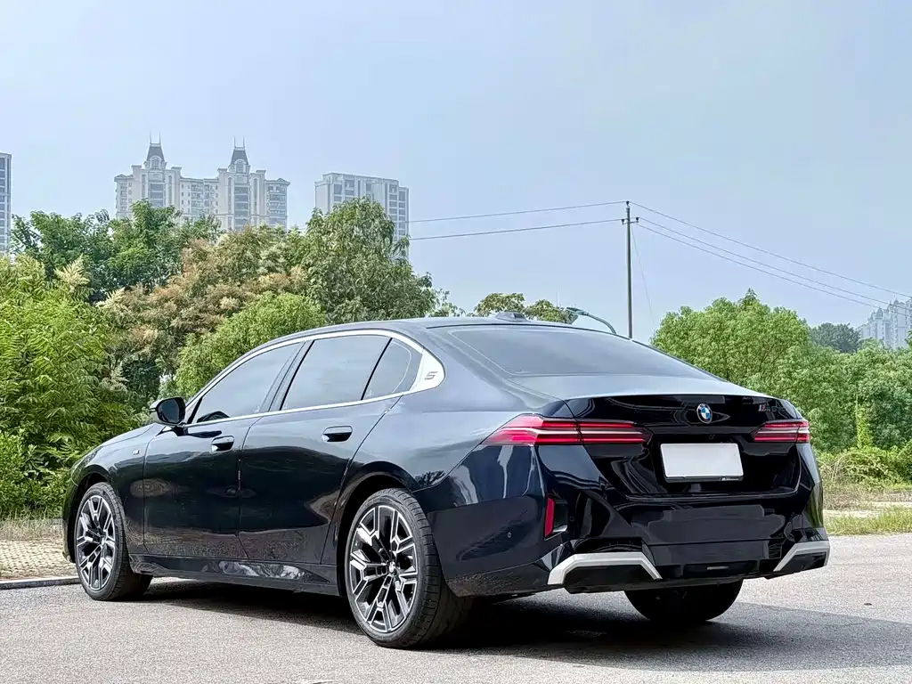 BMW 5 Series 2025 — фото 10