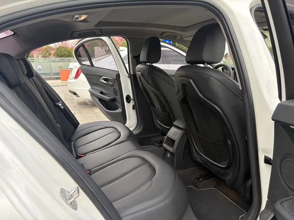 BMW 1 Series 2017 — фото 10