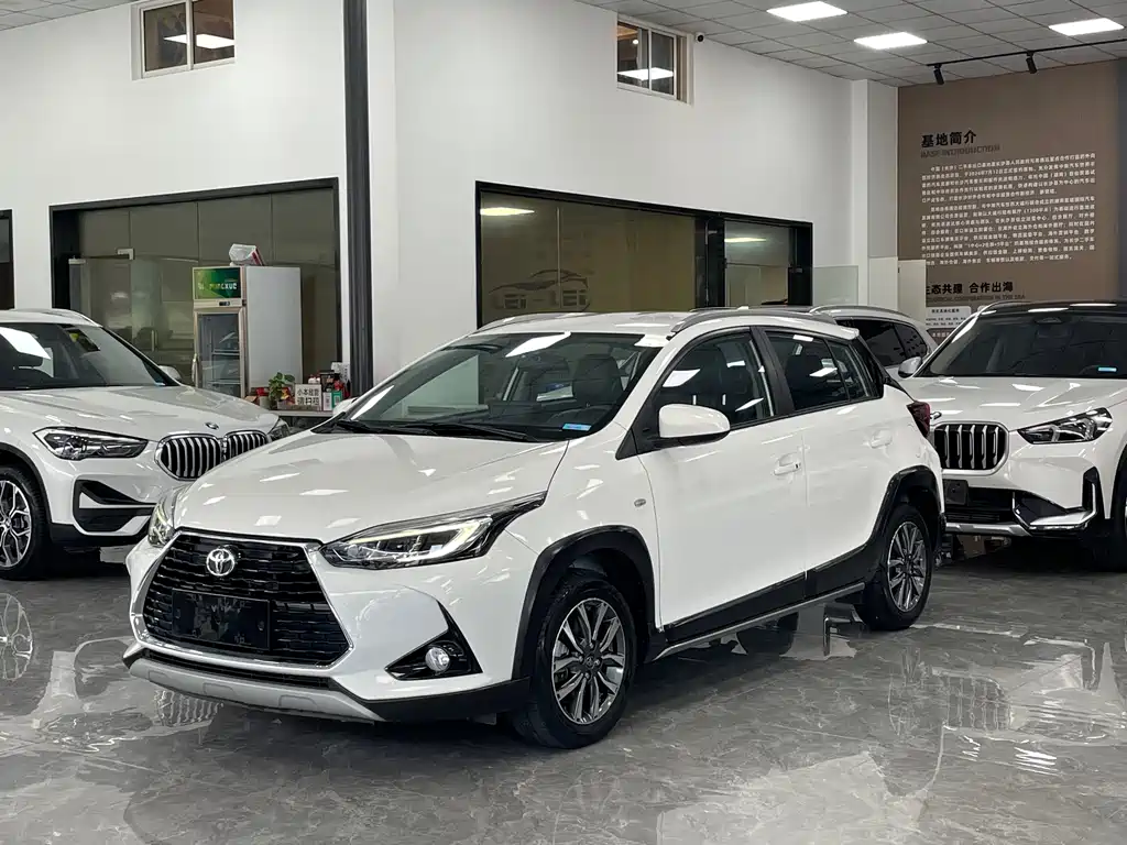 Toyota Yaris L 2022 — фото 1