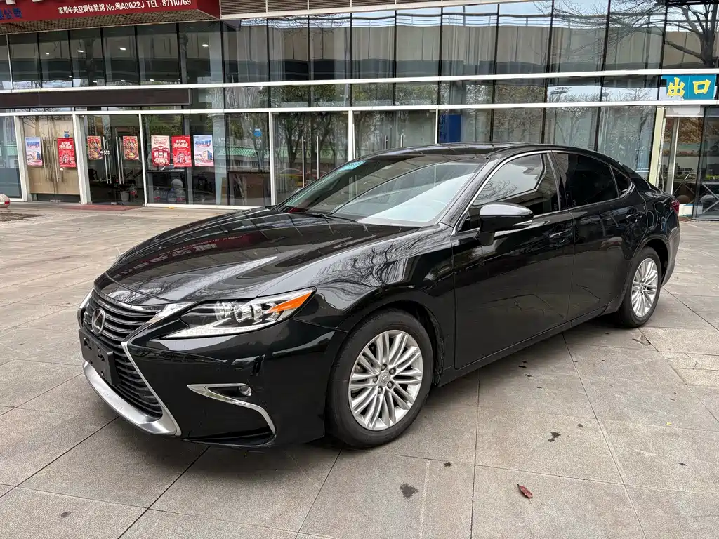 Lexus ES 2018 — фото 1