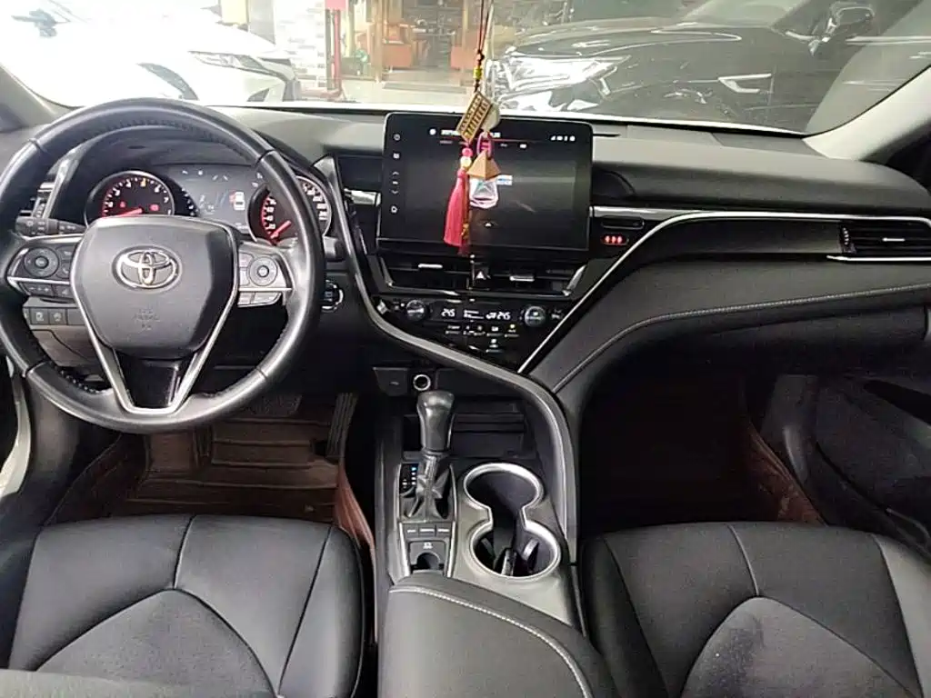 Toyota Camry 2023 — фото 10