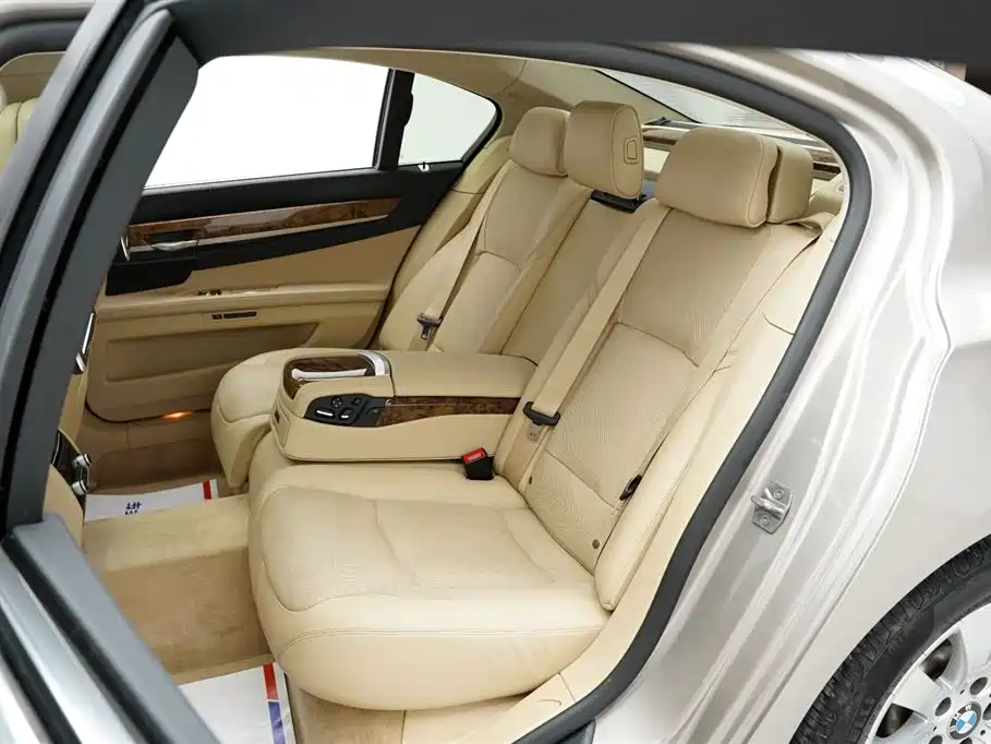 BMW 7 Series 2015 — фото 11