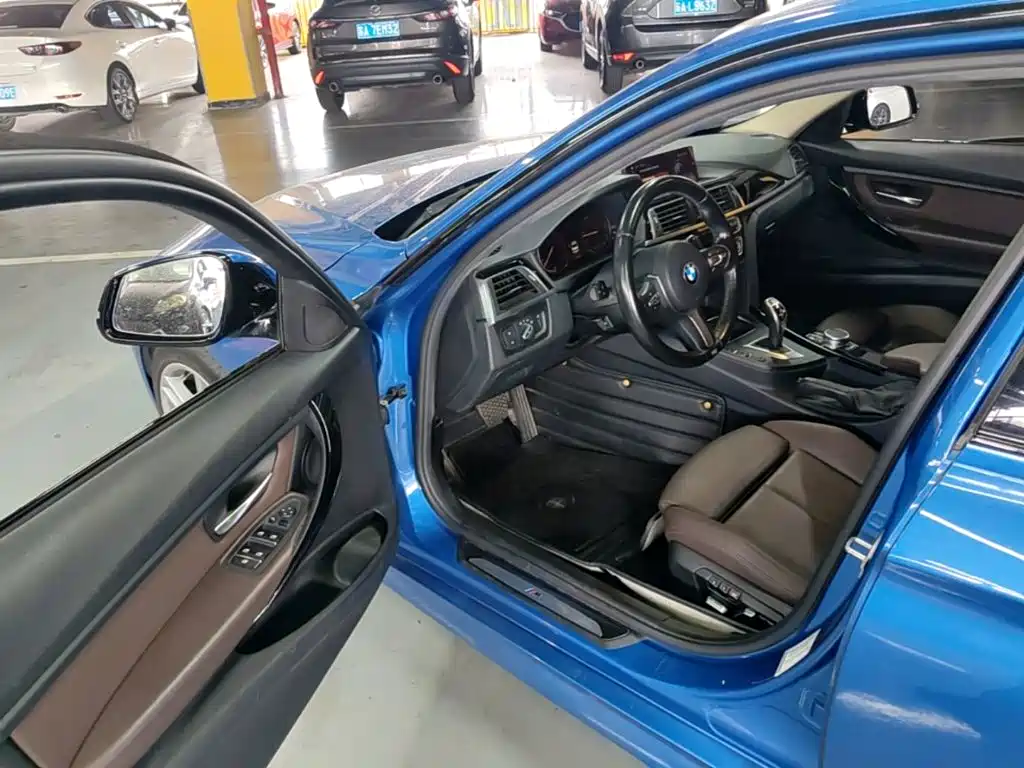 BMW 3 Series 2018 — фото 16