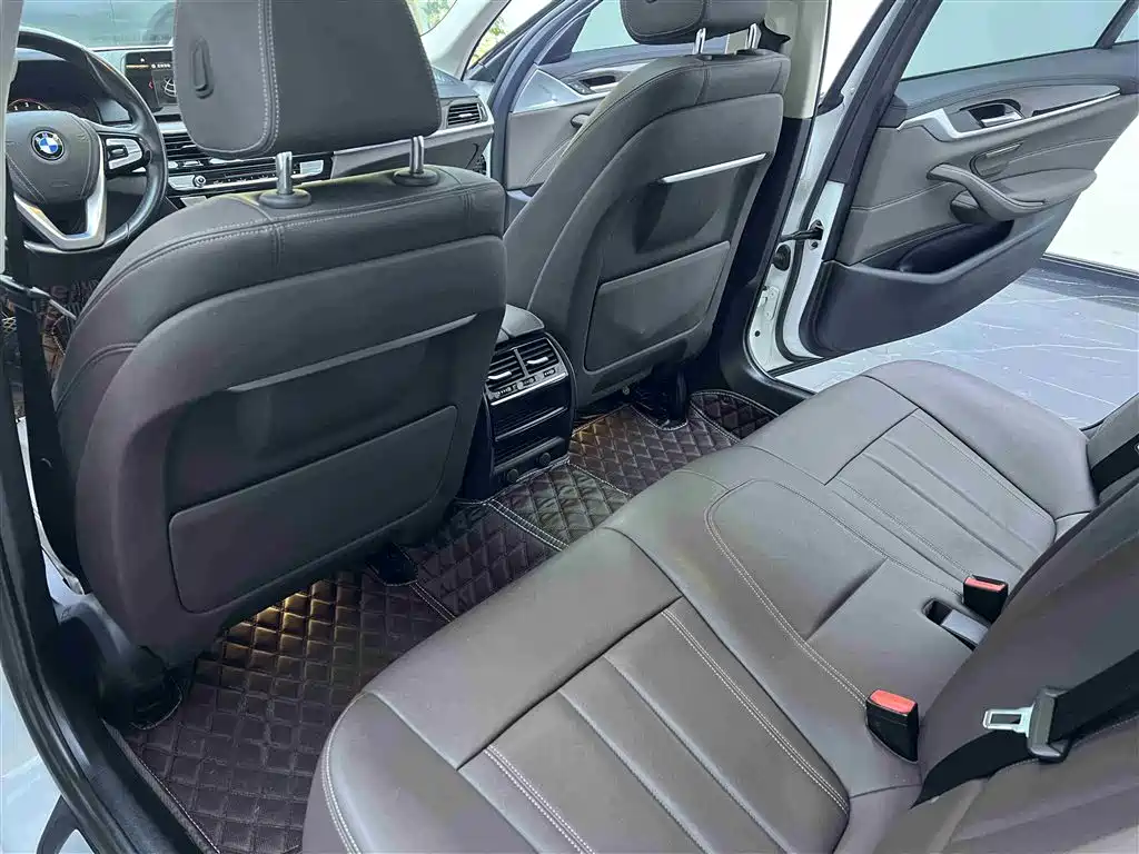 BMW 5 Series 2019 — фото 13