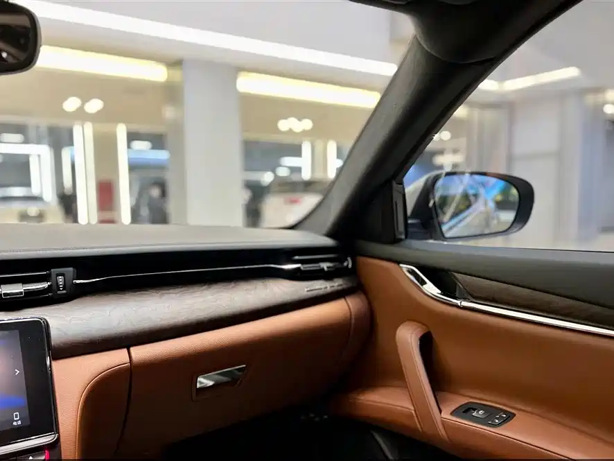 Maserati Quattroporte 2019 — фото 26