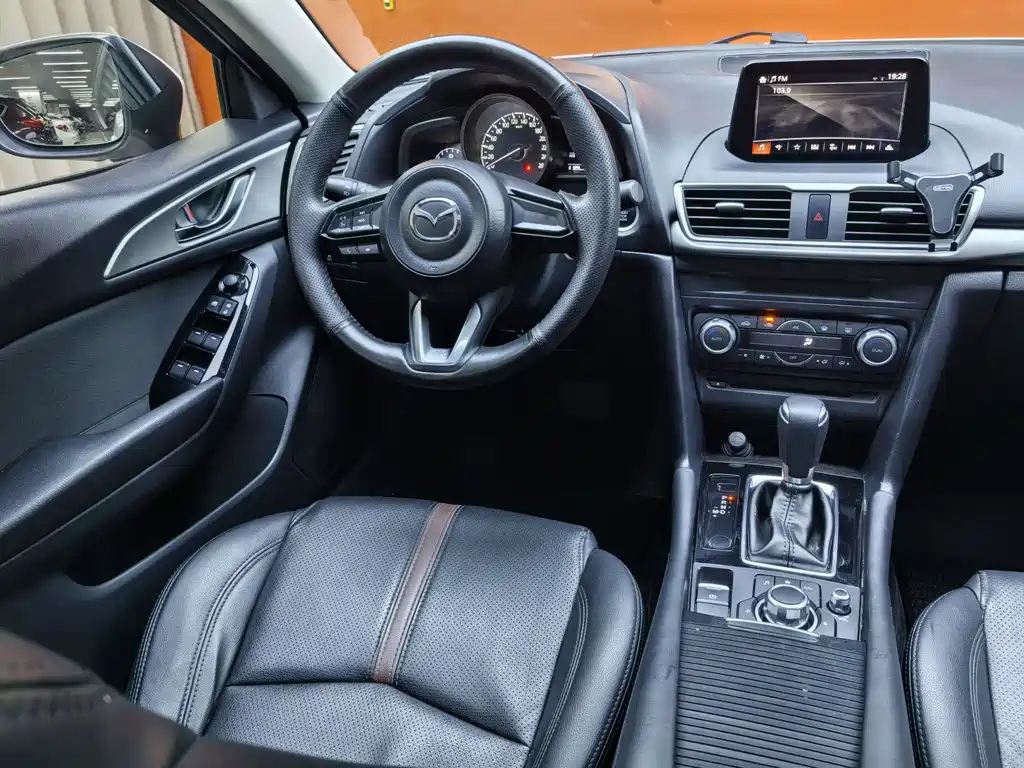 Mazda 3 Axela 2018 — фото 22