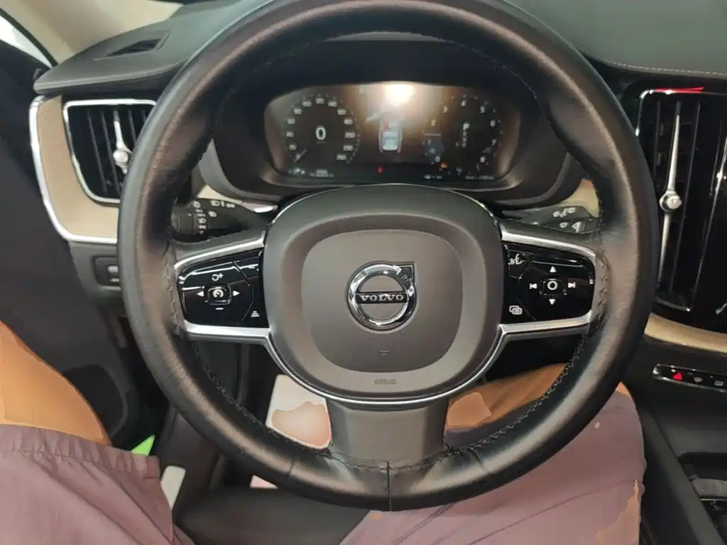 Volvo XC60 2021 — фото 11