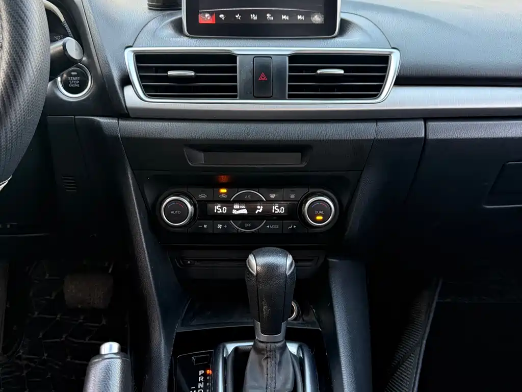 Mazda 3 Axela 2016 — фото 17