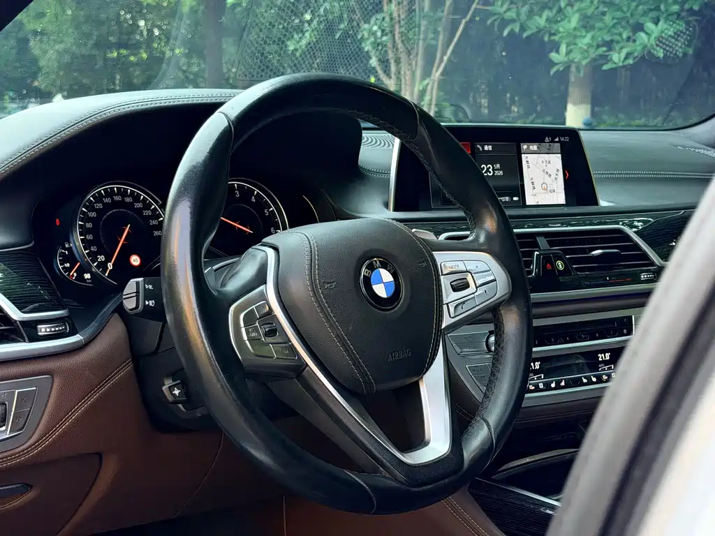 BMW 7 Series 2017 — фото 8