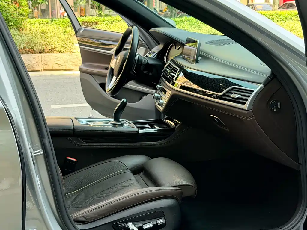 BMW 7 Series 2017 — фото 15