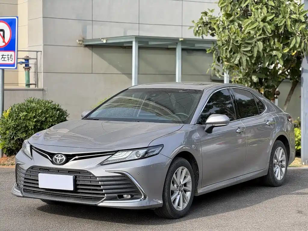 Toyota Camry 2023 — фото 1