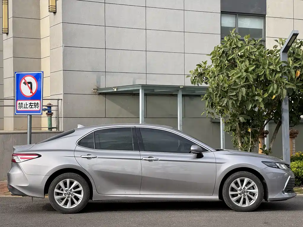 Toyota Camry 2023 — фото 5