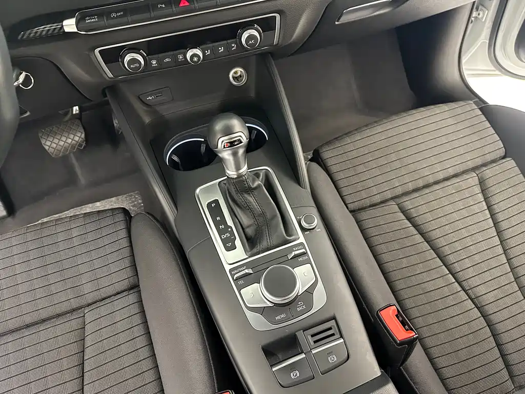 Audi A3 2018 — фото 19