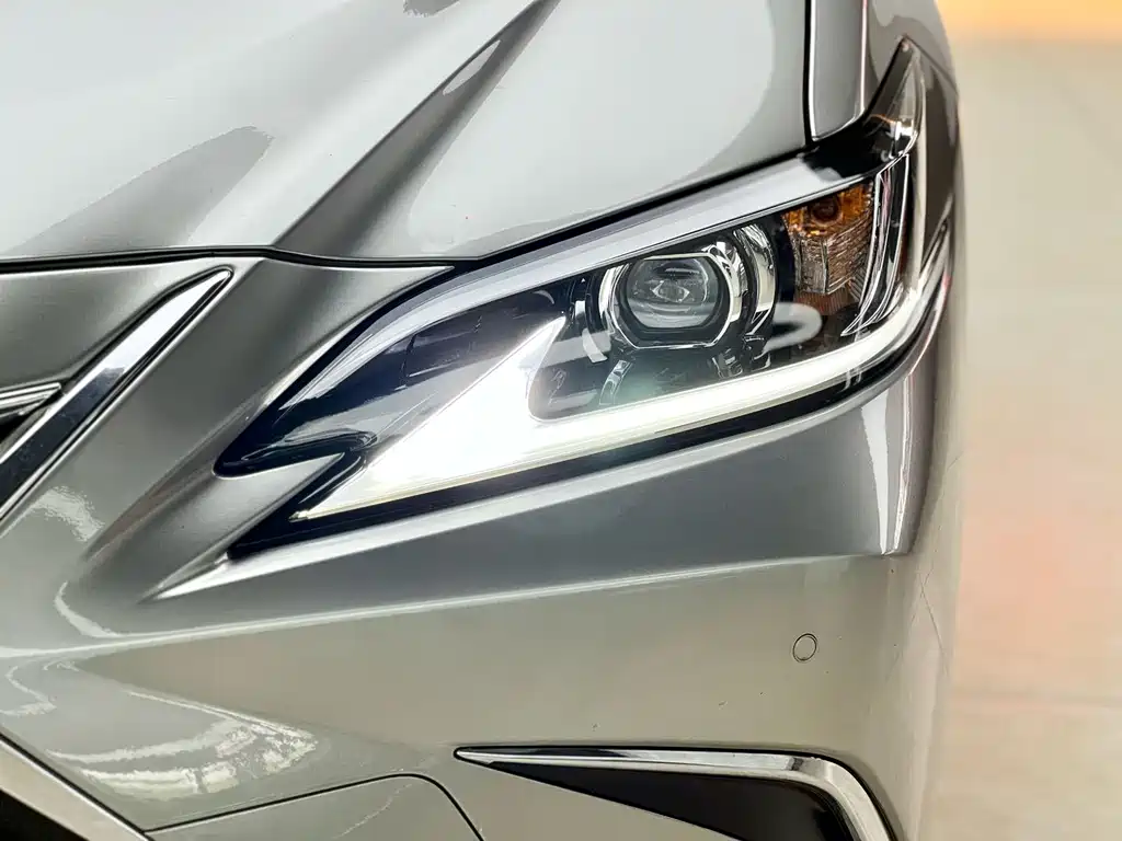 Lexus ES 2023 — фото 17