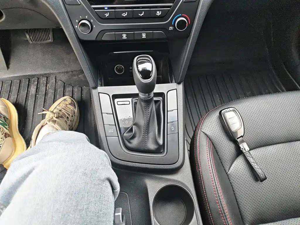 Hyundai Elantra 2018 — фото 10