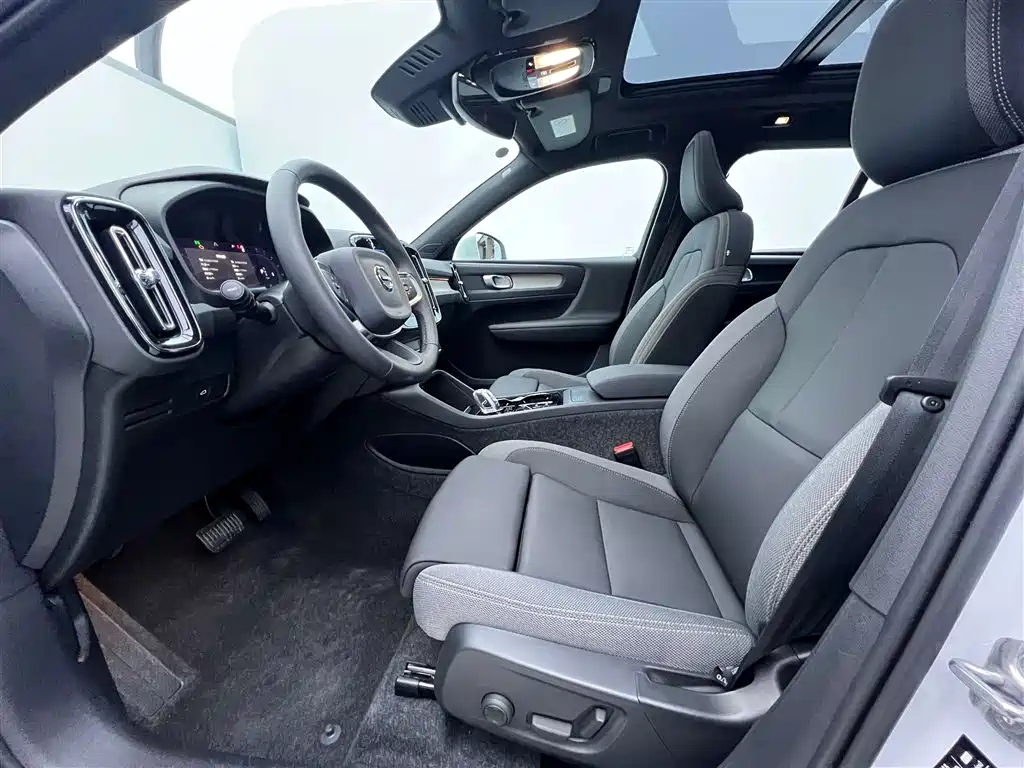 Volvo XC40 2024 — фото 16