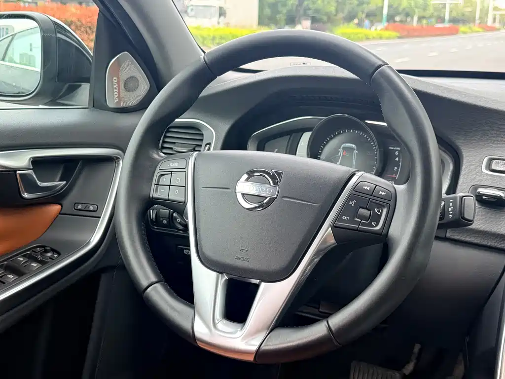 Volvo S60 2015 — фото 13