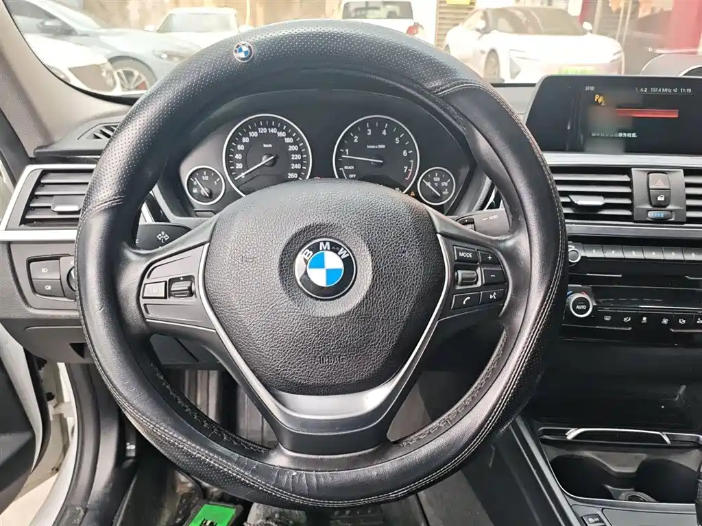 BMW 3 Series 2018 — фото 11