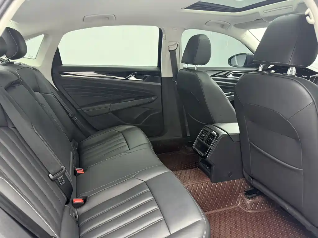 Volkswagen Passat 2023 — фото 10