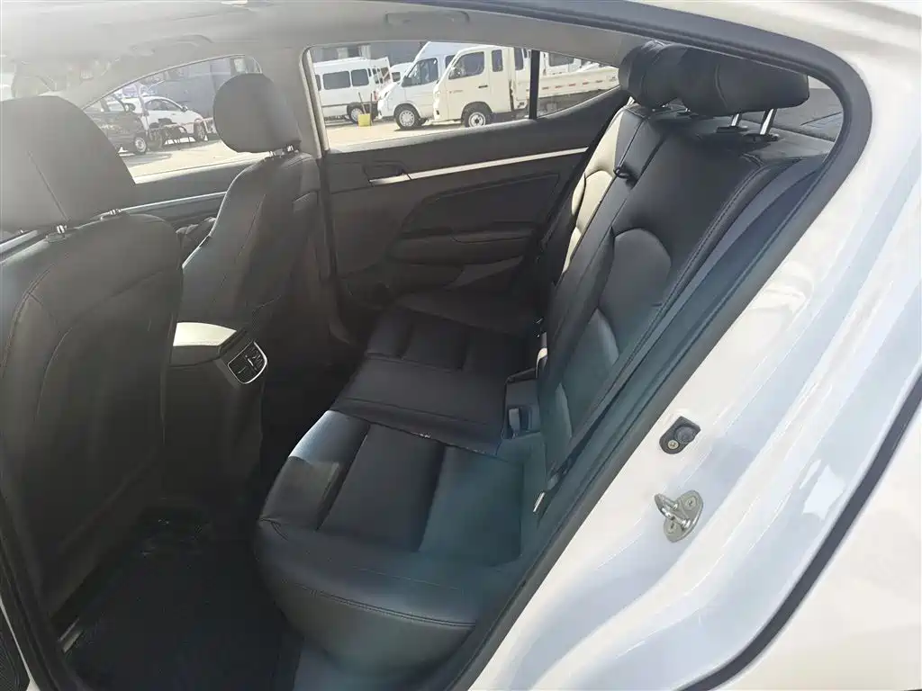 Hyundai Elantra 2017 — фото 13