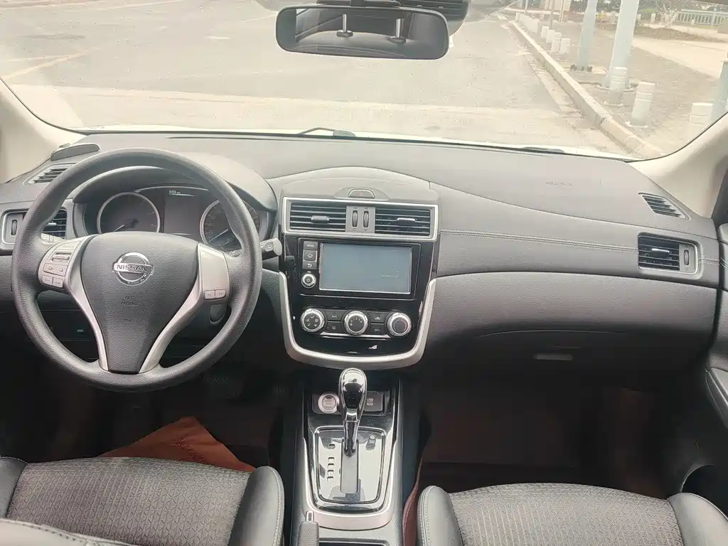 Nissan Tiida 2016 — фото 10