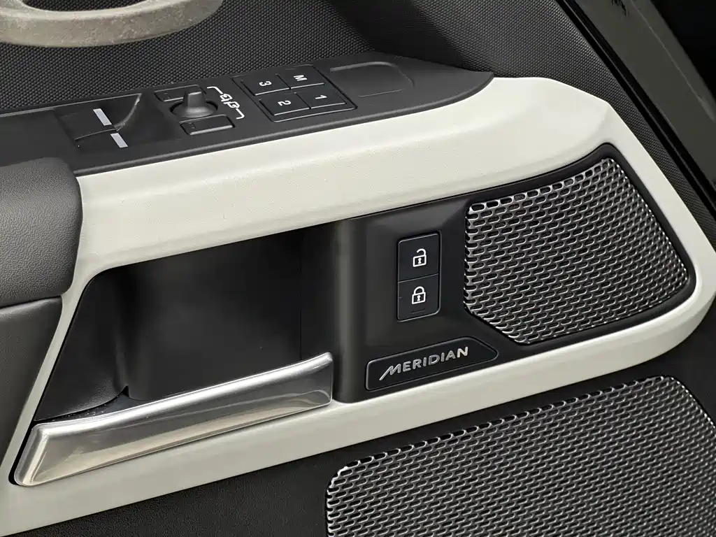 Land Rover Defender 2023 — фото 21