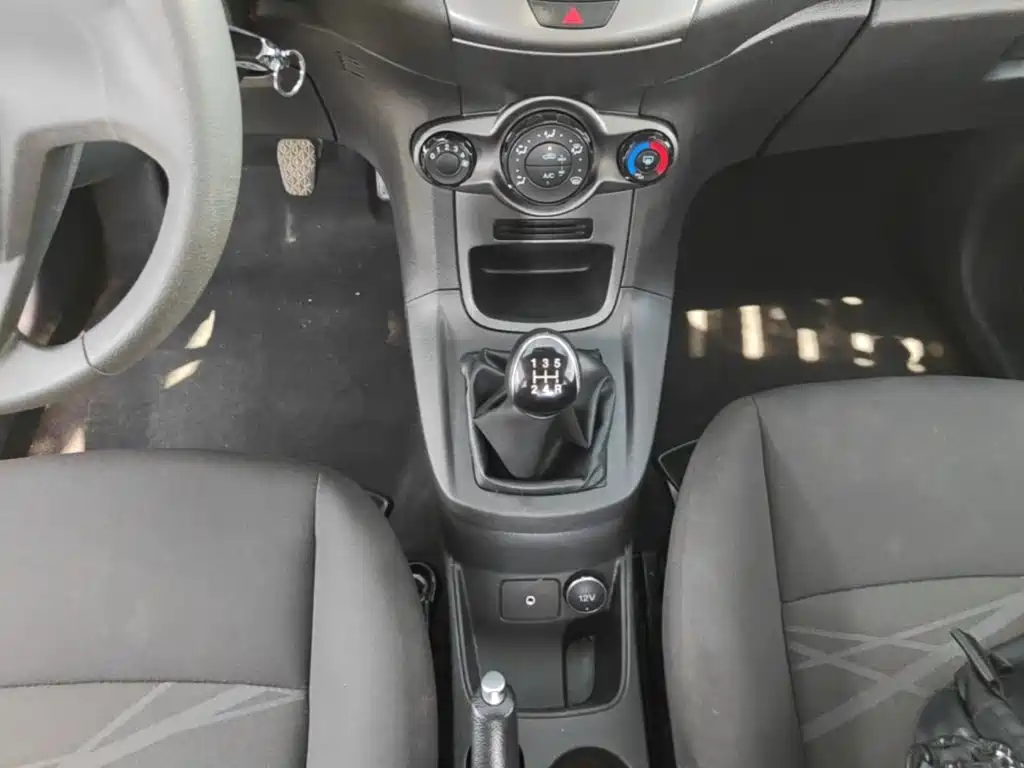 Ford Fiesta 2016 — фото 14