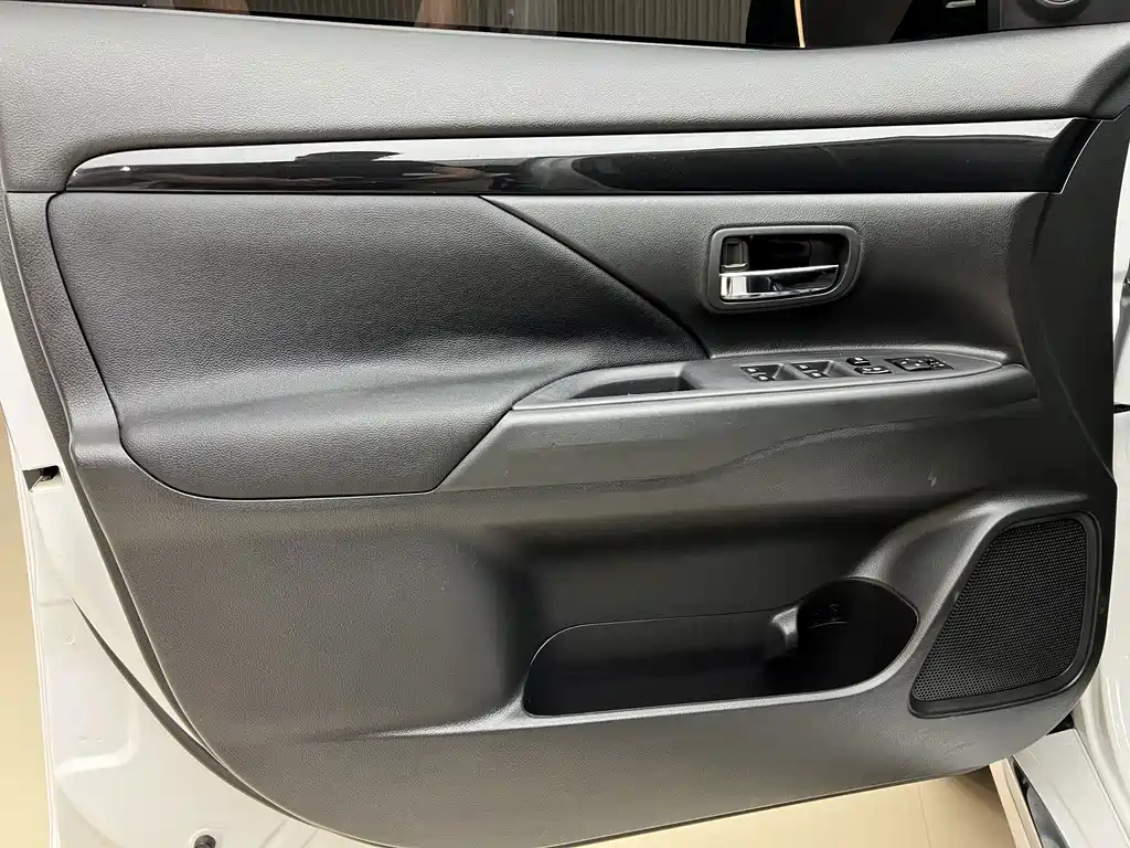 Mitsubishi Outlander 2023 — фото 11