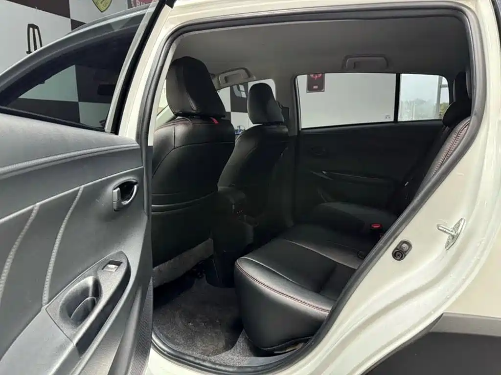 Toyota Yaris L 2023 — фото 8