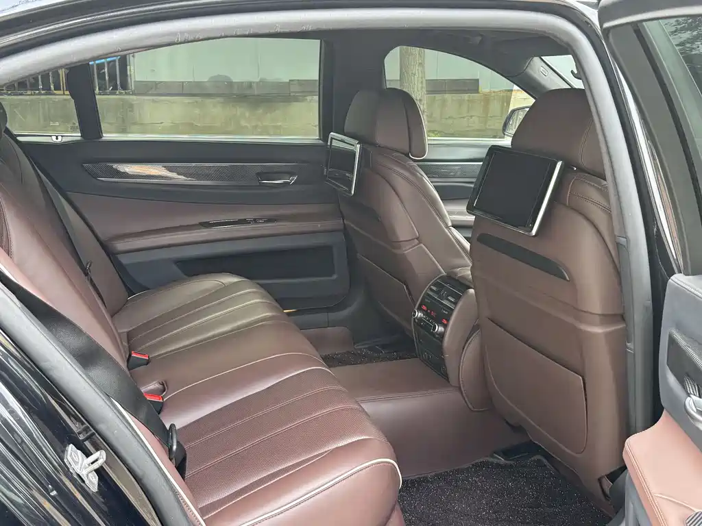 BMW 7 Series 2014 — фото 18
