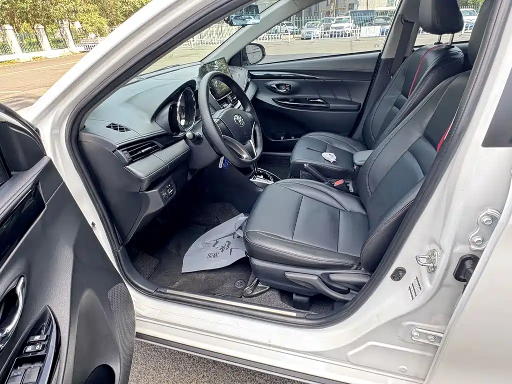Toyota Yaris L 2022 — фото 8