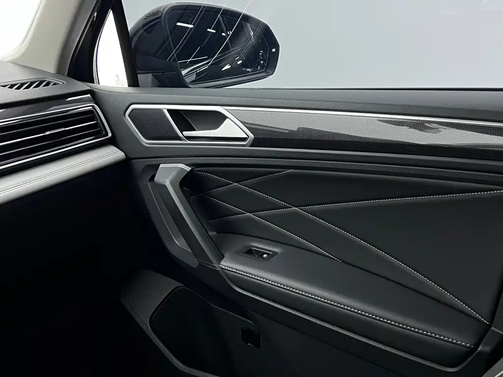 Volkswagen Tiguan L 2023 — фото 15