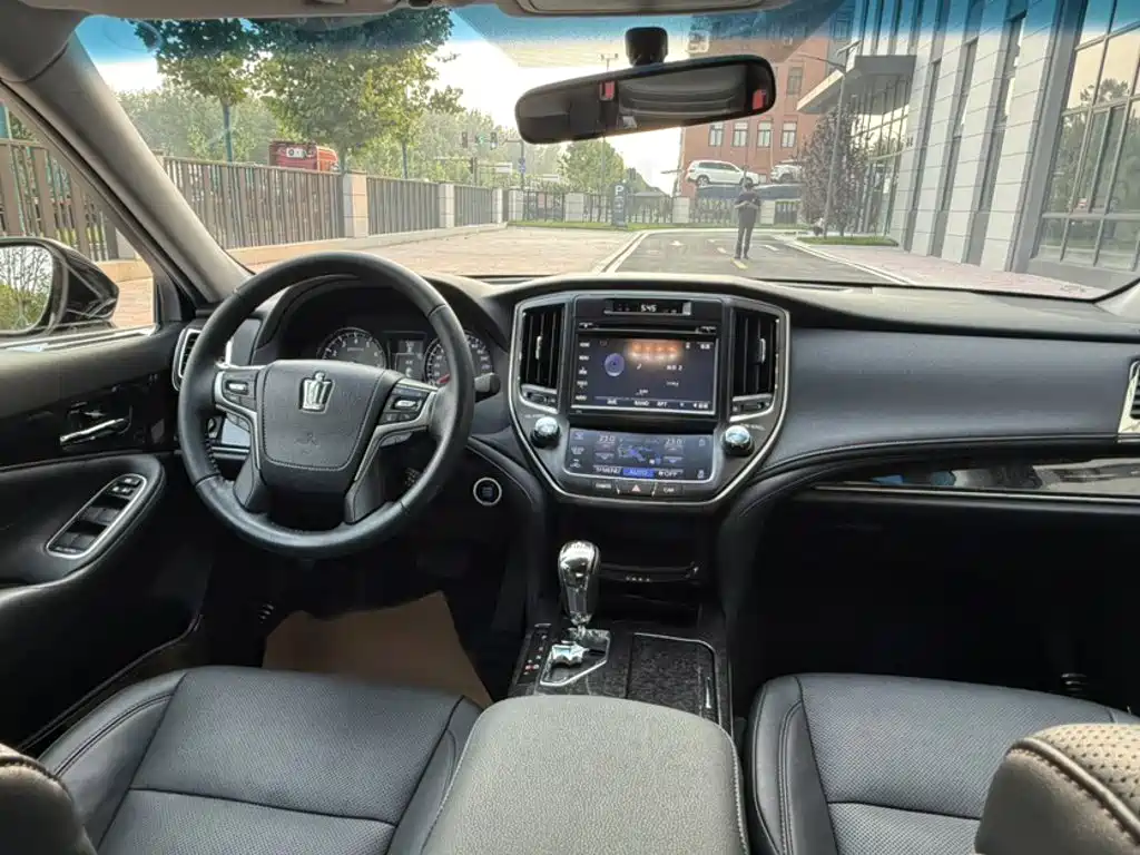 Toyota Crown 2018 — фото 17