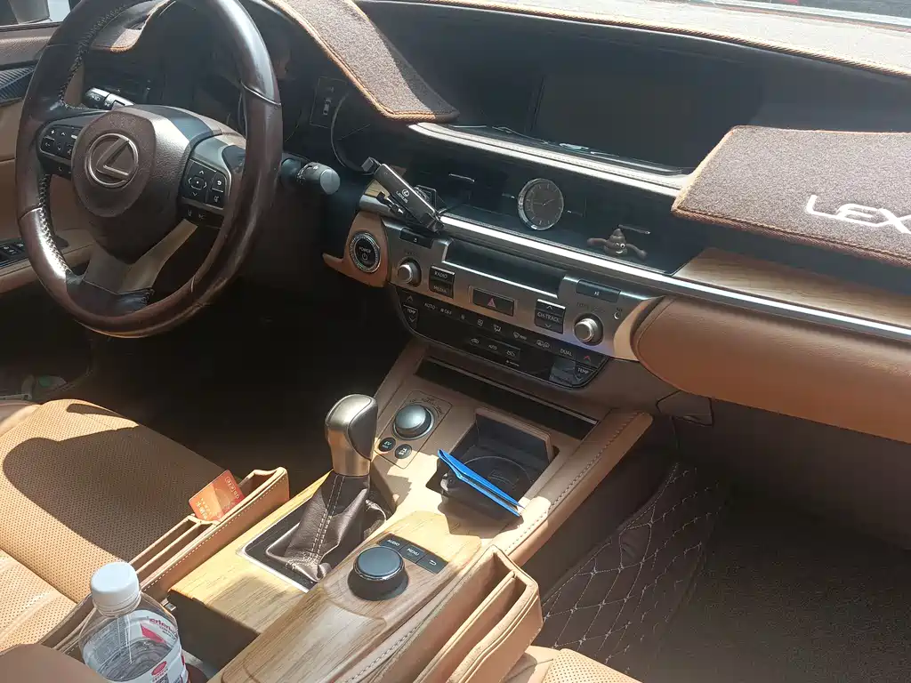 Lexus ES 2017 — фото 10