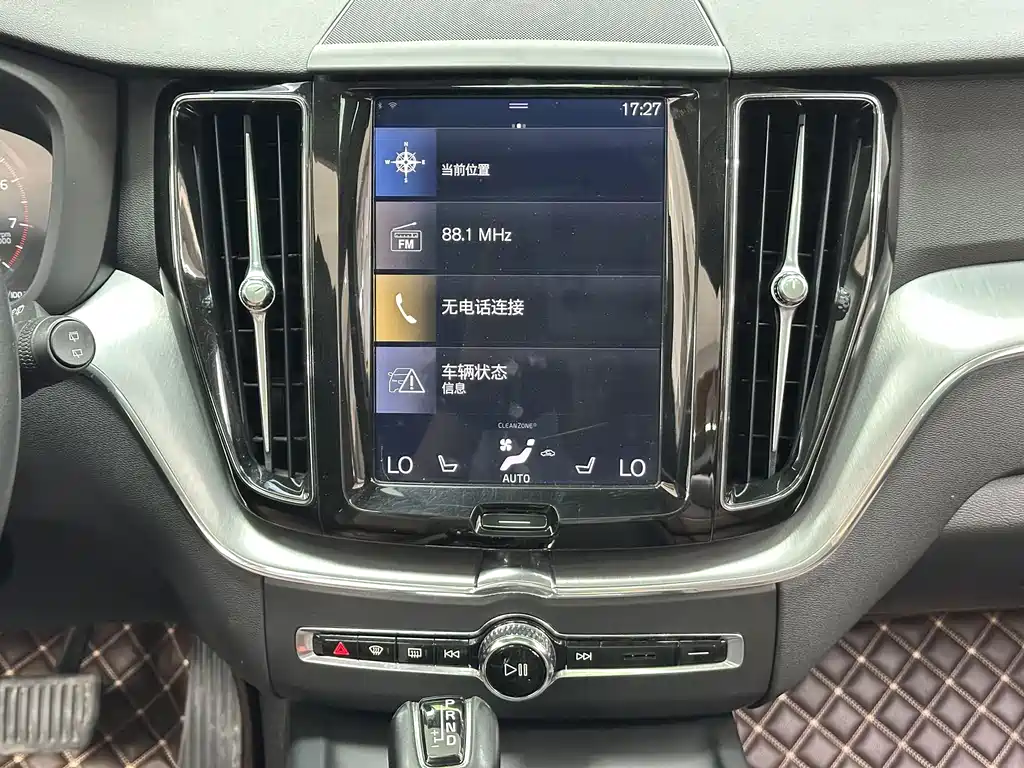 Volvo XC60 2019 — фото 15