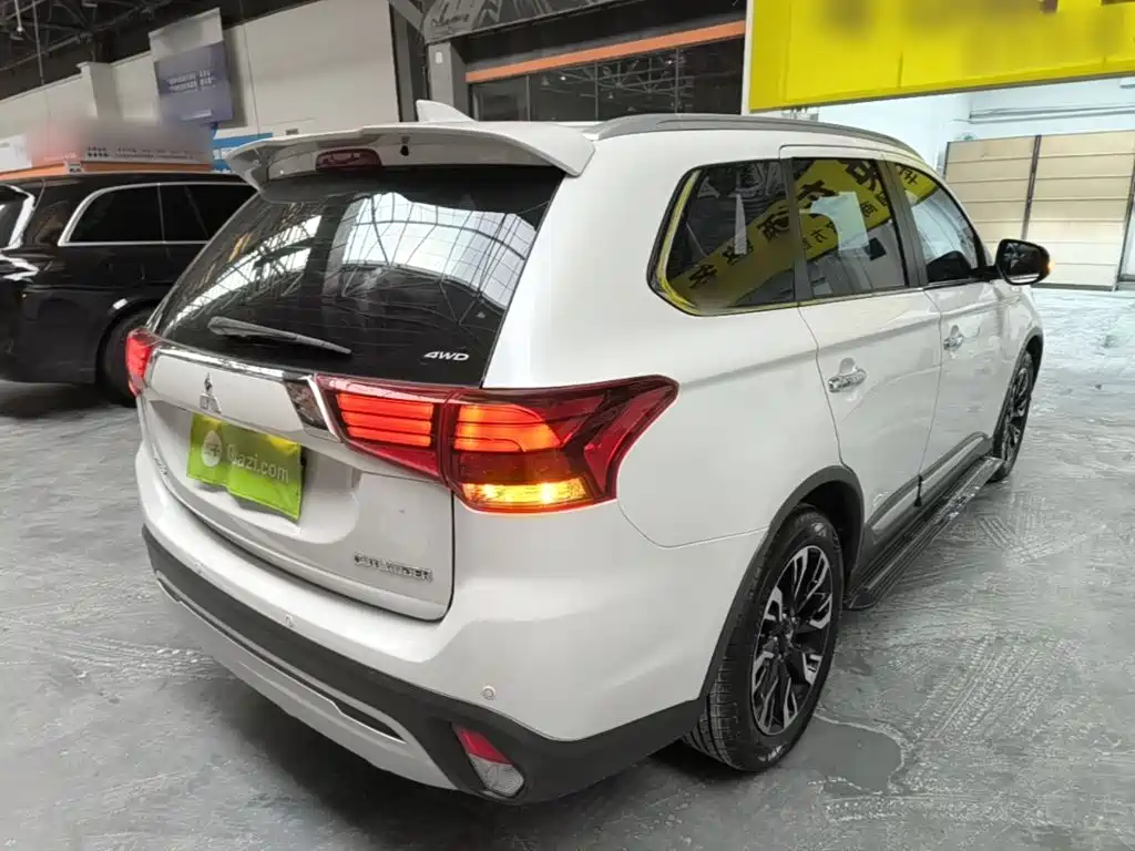 Mitsubishi Outlander 2020 — фото 7