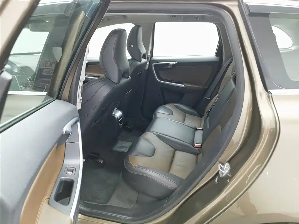 Volvo XC60 2015 — фото 15