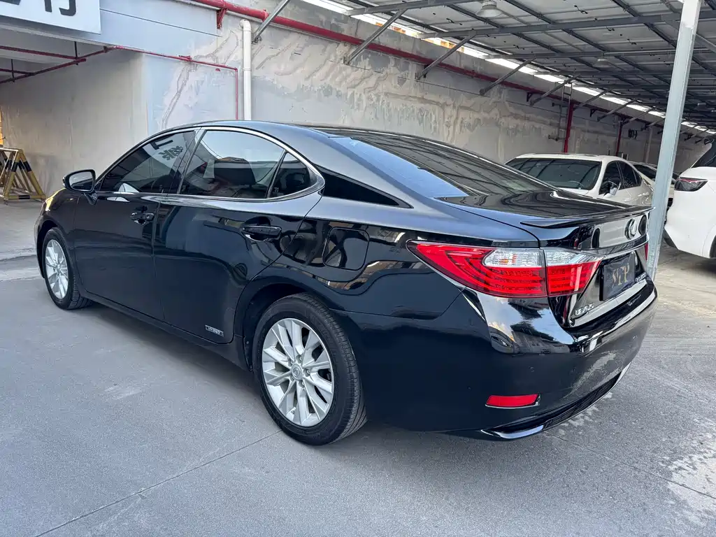 Lexus ES 2015 — фото 19