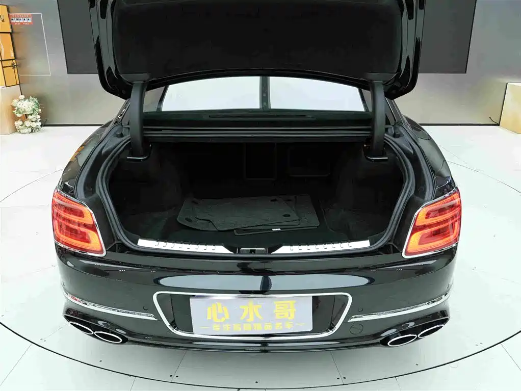 Bentley Flying Spur 2024 — фото 24