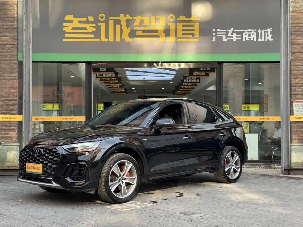 Audi Q5L Sportback 2024 — фото 1
