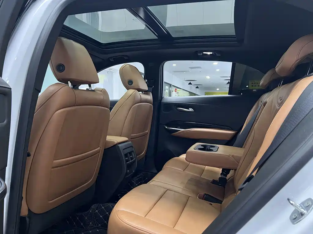 Cadillac XT4 2022 — фото 11